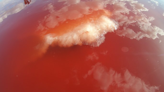 红色湖水