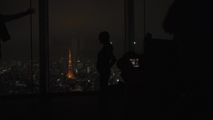 夜晚下的东京铁塔孕妇白领与东京铁塔合影