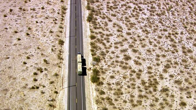 半卡车在沙漠公路上行驶