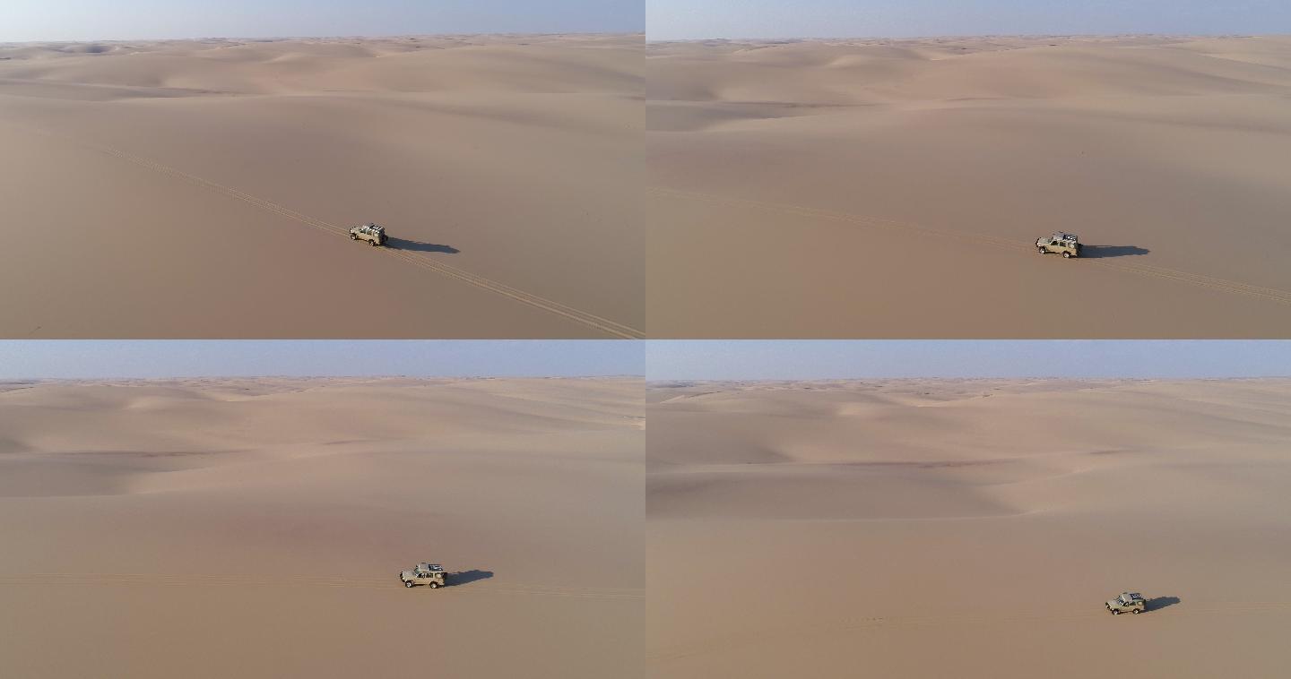 沙丘上行驶的车辆的4K平移鸟瞰图