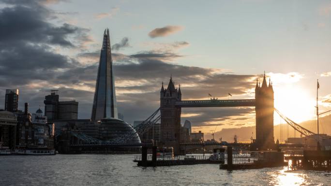 英国伦敦日落时的塔桥