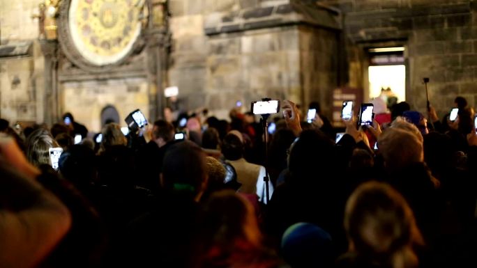 游客在布拉格拍摄天文钟