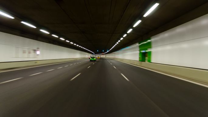 高速公路隧道夜间行车
