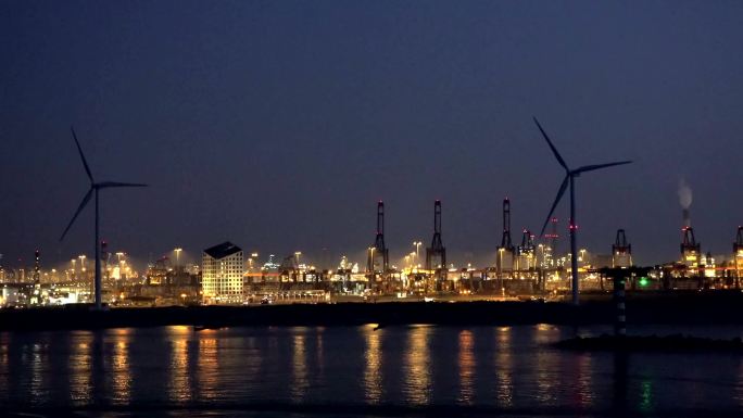 日落后的鹿特丹港国外夜景风车旋转万家灯火