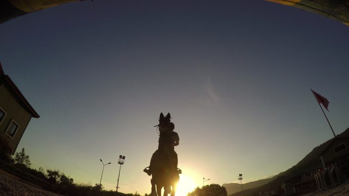 日落时逆光骑马跨栏