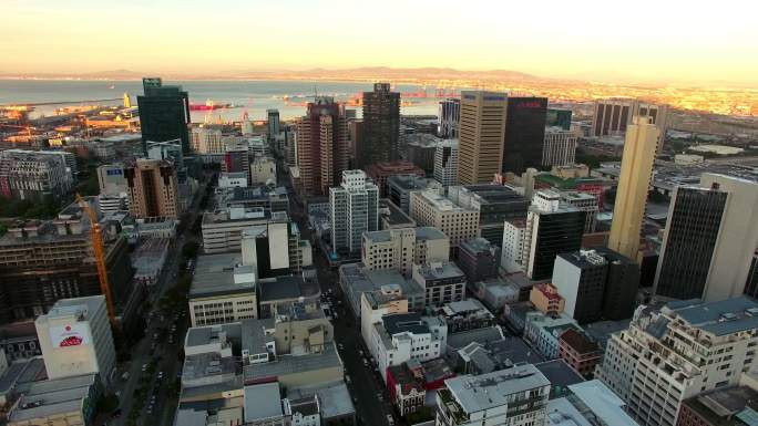 南非开普敦市上空黄昏的无人机镜头