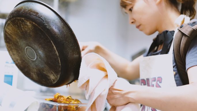 在厨房做饭的女人