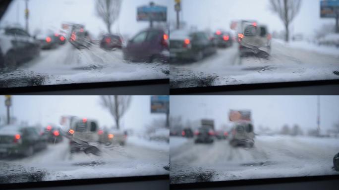 通过挡风玻璃观看道路上的雪景