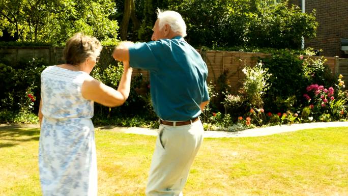 一对老夫妇跳舞前院或后院摇摆舞双人