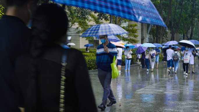 4k下雨天华西医院打伞的人群4k