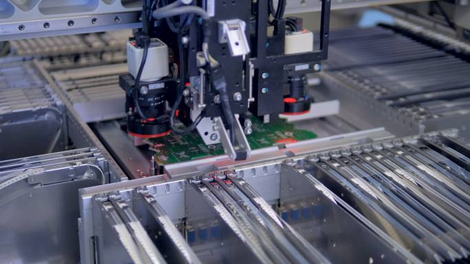 电路板机生产印刷电路板。
