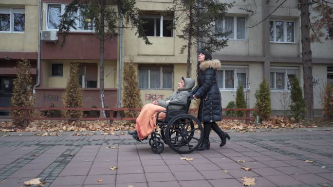 坐轮椅的老妇人和她的女儿