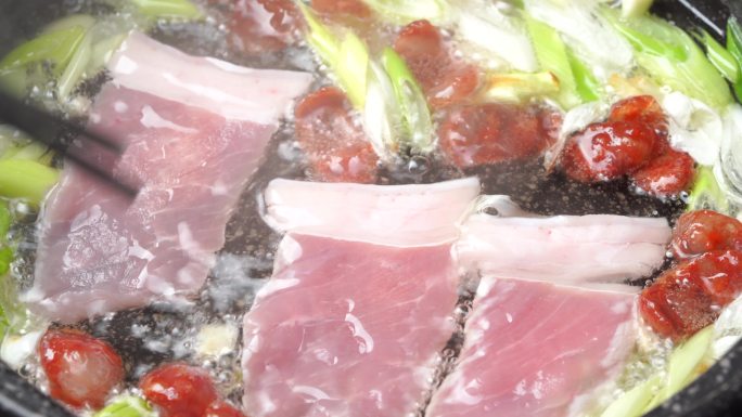 中国东北特色美食猪肉粉条炖白菜