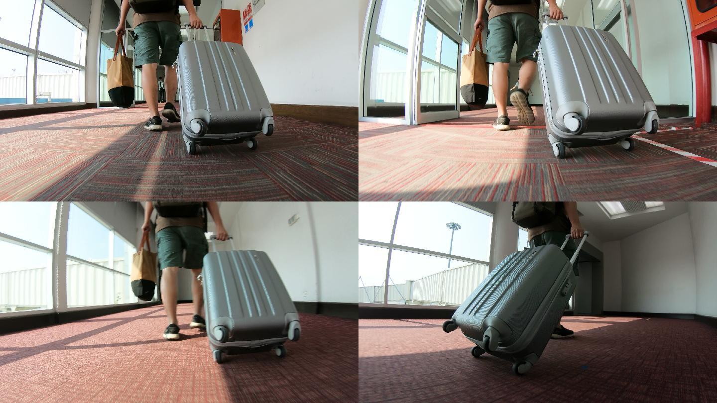 带着行李的旅客穿过机场航站楼