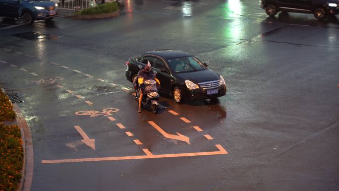 下雨敬业坚守岗位的交警