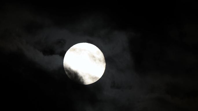 圆圆的月亮河乌云