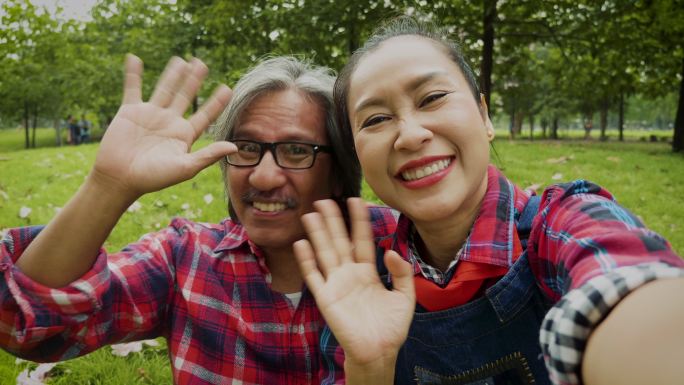 快乐的亚洲夫妇挥手打招呼东南亚国家退休生