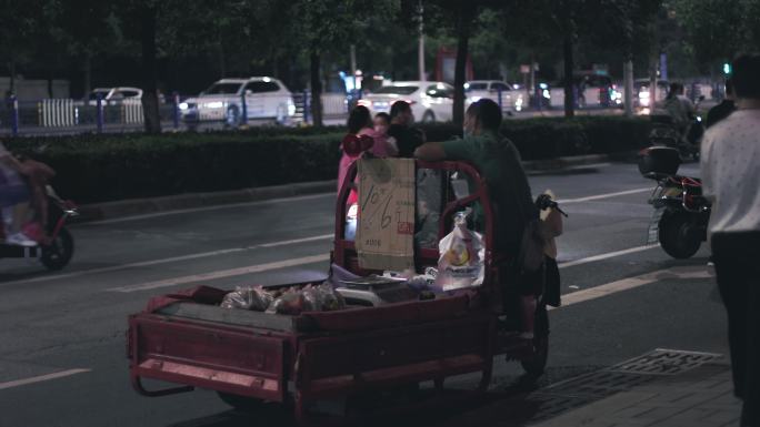 4K城市夜晚街道旁卖水果的商贩