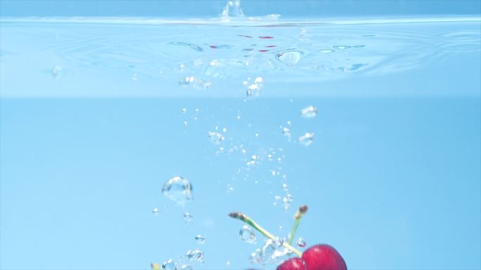 掉入水中樱桃