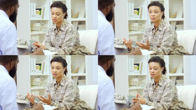 中年女性退伍军人与治疗师讨论一些事情