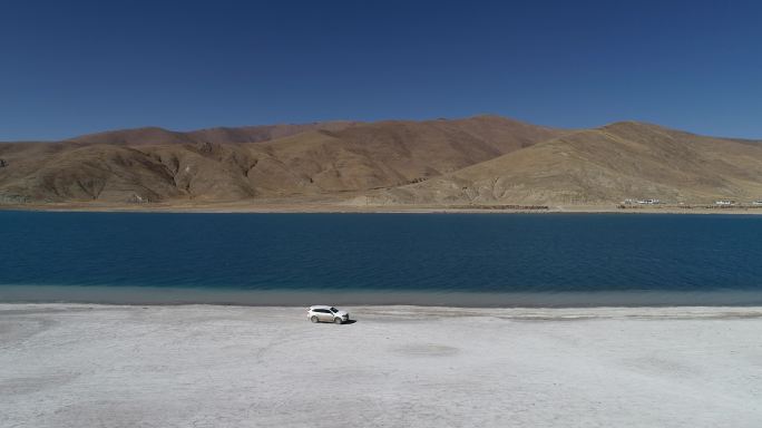 西藏羊湖边越野车
