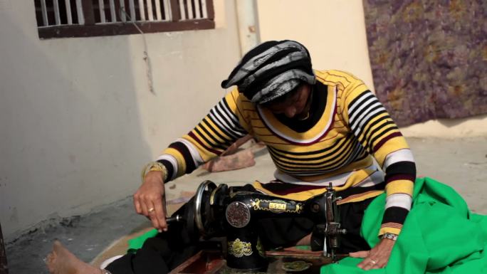 使用缝纫机的妇女发展中国家工艺家庭生活