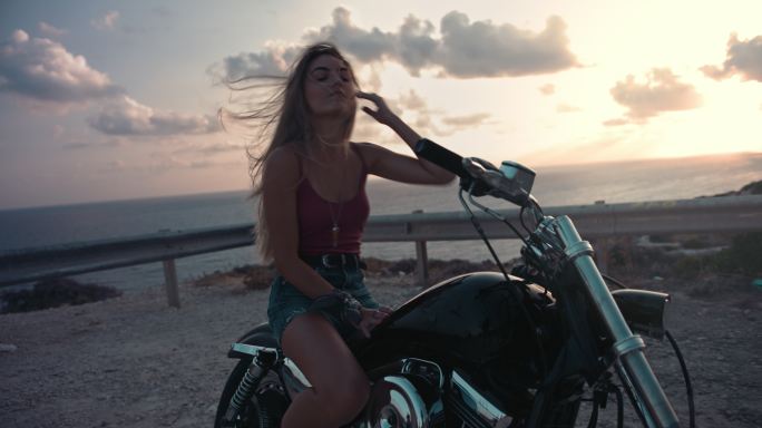 女人在日落时下摩托车