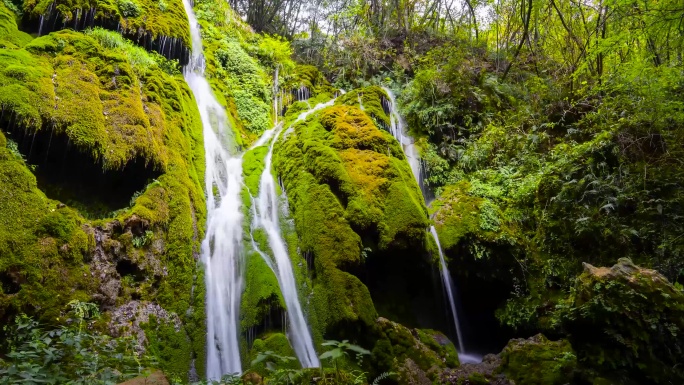 绿水青山，山涧瀑布，山涧水流