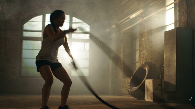 女运动员用战绳锻炼身体