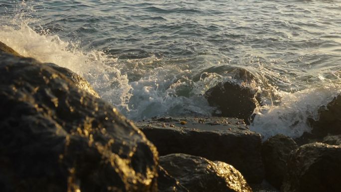 海浪冲击着石头海滩
