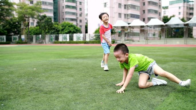 两兄弟在公园里玩亲子关系户外活动健康成长