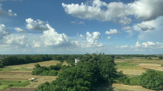 动车窗外风景森林农田湖泊蓝天白云美景