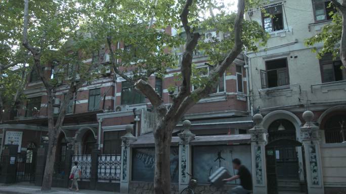 上海文明弄城市街道行人树木