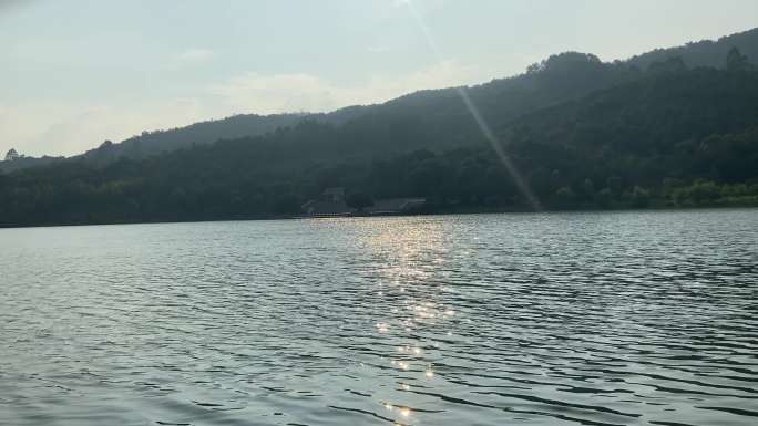 湖面波光粼粼阳光远山森林