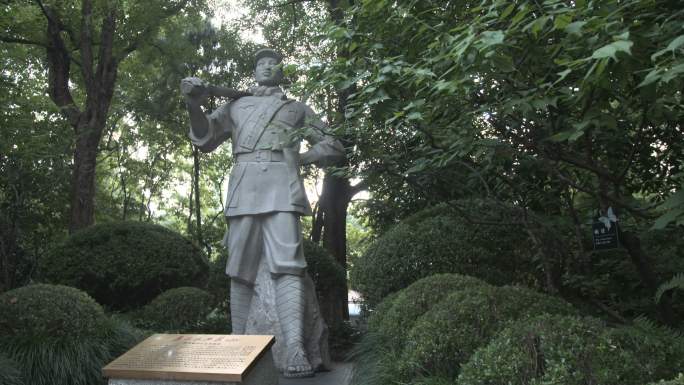 上海龙华烈士陵园张思德同志雕像