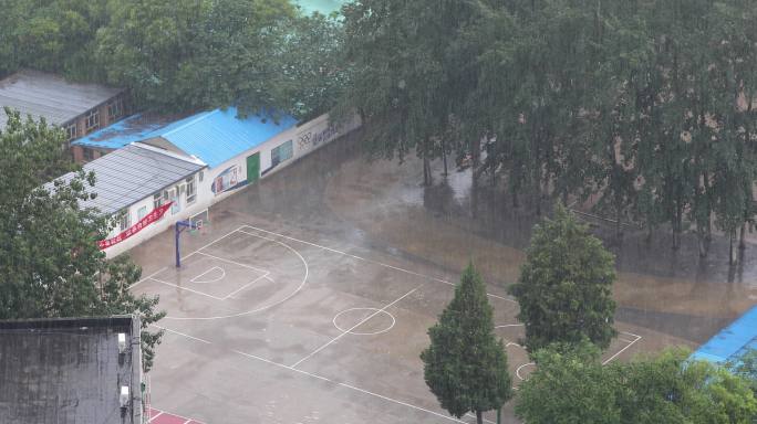 4K实拍小学校园下大雨