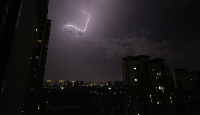 雨夜闪电