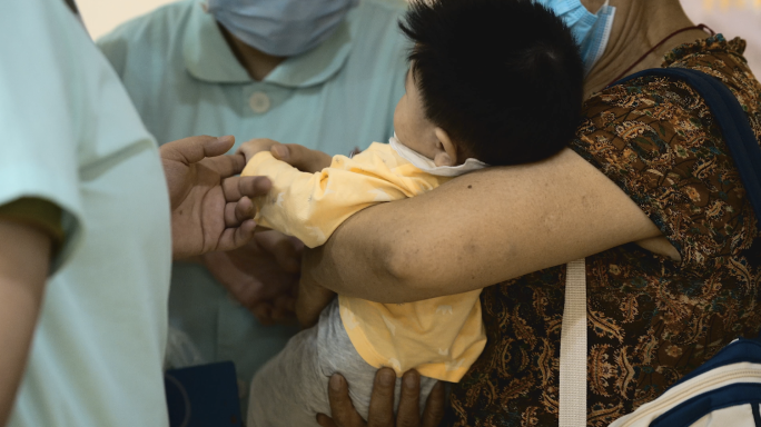 4K抱孩子的老人空镜