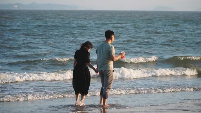 情侣在海边散步