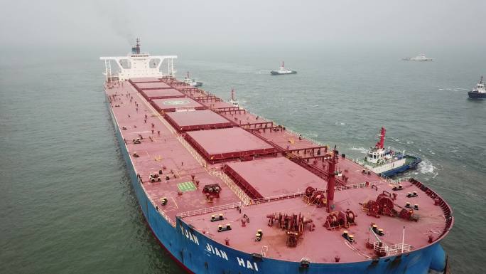 唐山港迎来40万吨货轮靠港引航航拍（三）