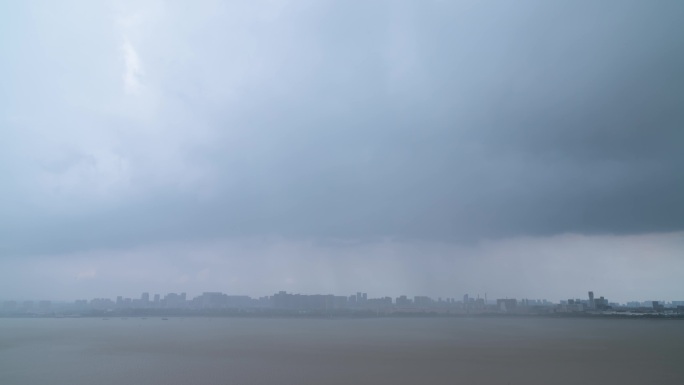 4K延时摄影 江面暴雨来袭 下击暴流