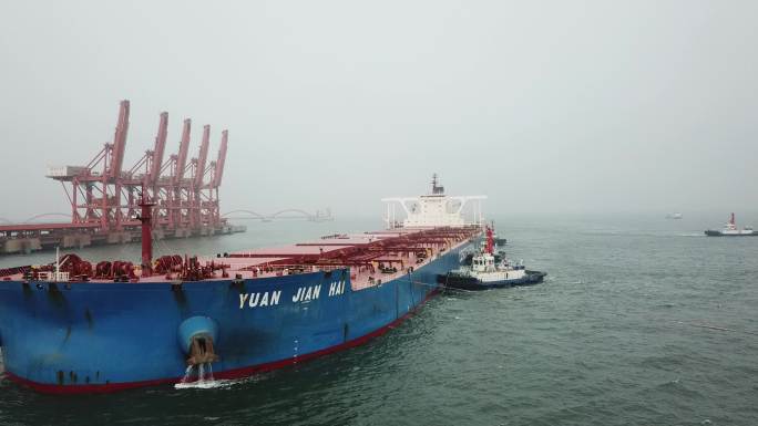唐山港迎来40万吨货轮靠港引航航拍