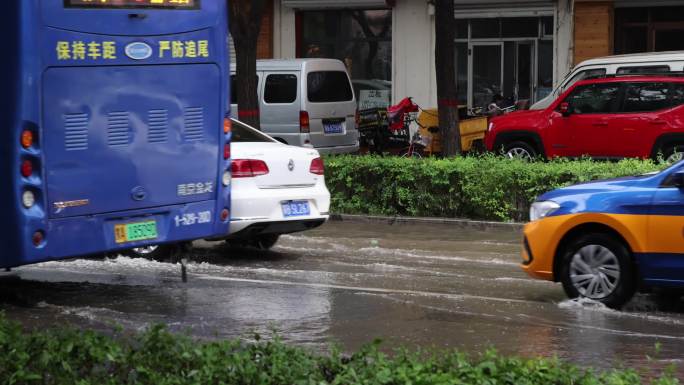 城市雨中行人及行车