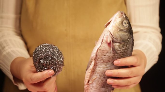 钢丝球清洗鱼肚子里的黑膜 (5)