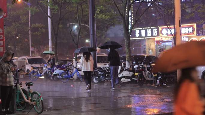 暴雨下的夜景街景车流人文交通