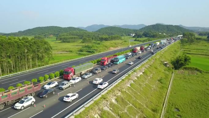 高速公路改扩建堵车【航拍】