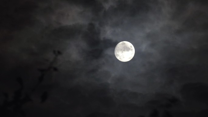 月亮穿过云层