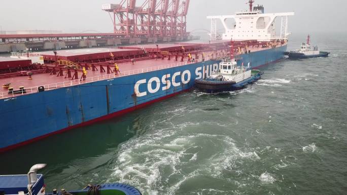 迎来40万吨货轮靠唐山港引航航拍