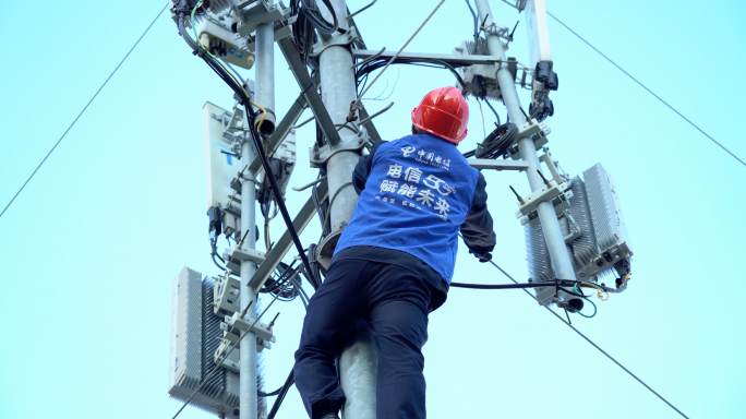 电信工人5G基站架线施工-高空作业