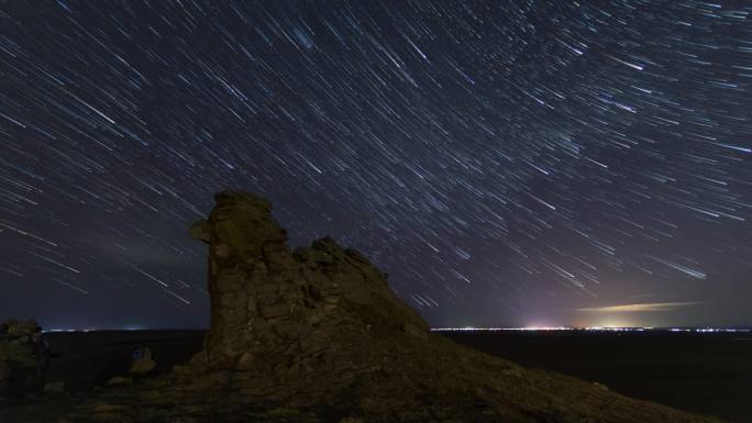 呼伦贝尔石骆驼山日落星空星轨